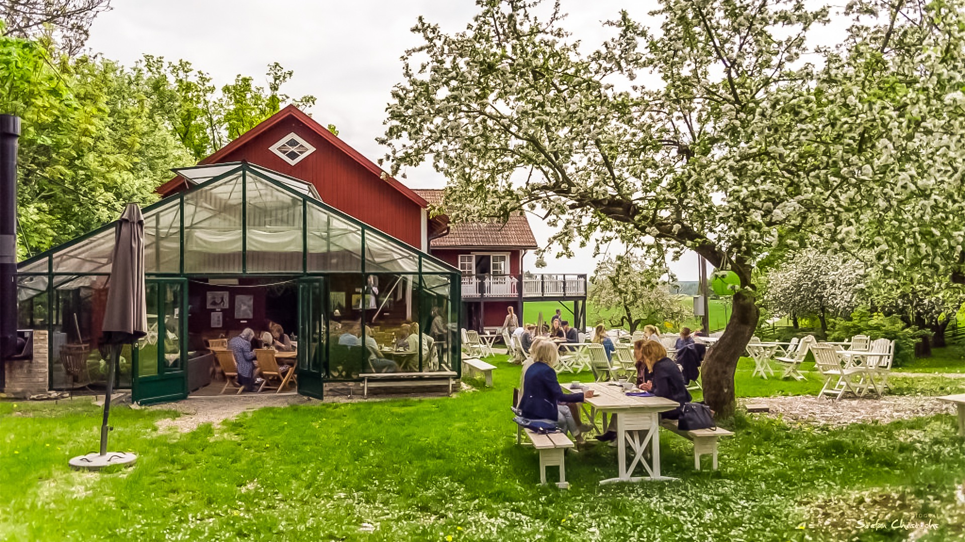 Lush garden cafe outside Eskilstuna, called Marys Cafe