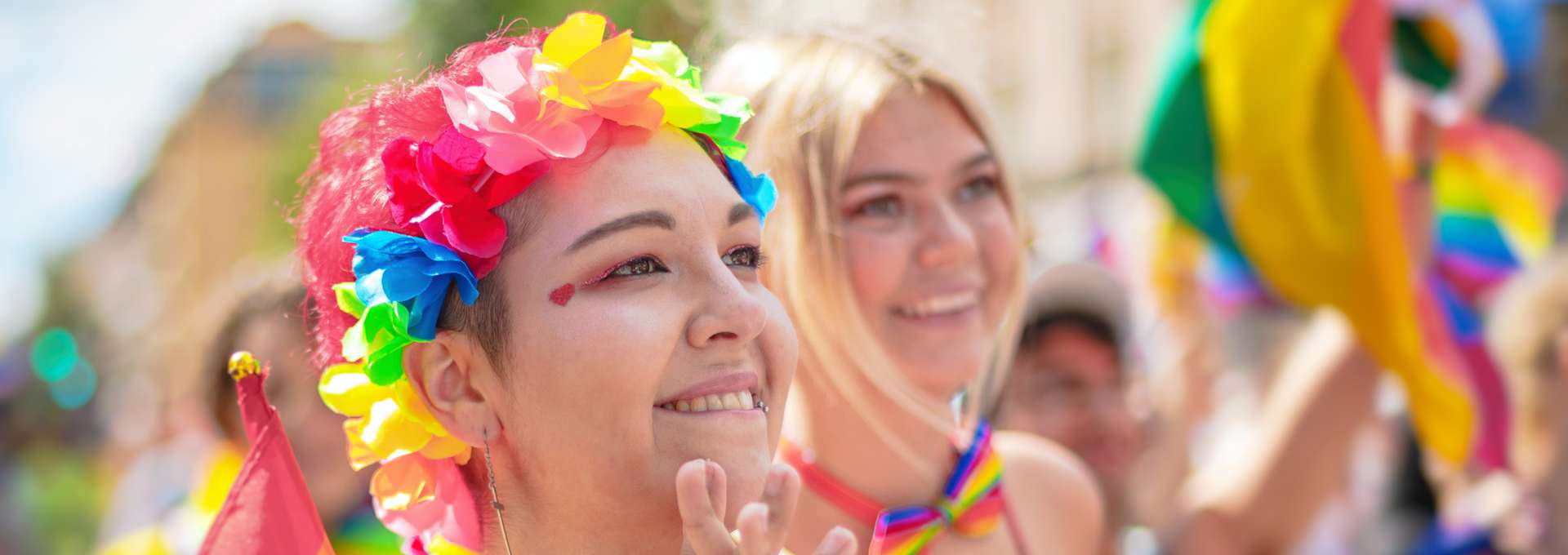 Glada människor i pridekläder